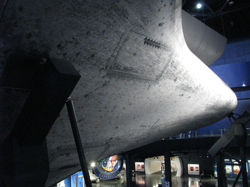 Atlantis's belly with the thermal protection tiles. As a neat detail, a KSC employee nearby offered a (amazingly light!) sample to touch, the first time I had held one in my hand.