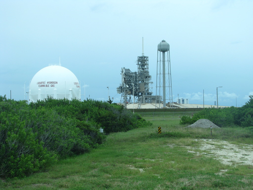 LC-39A with the liquefied hydrogen tank in the foreground and some structures left over from the Space Shuttle era. For safety, the liquefied oxygen tank is kept on the other side.