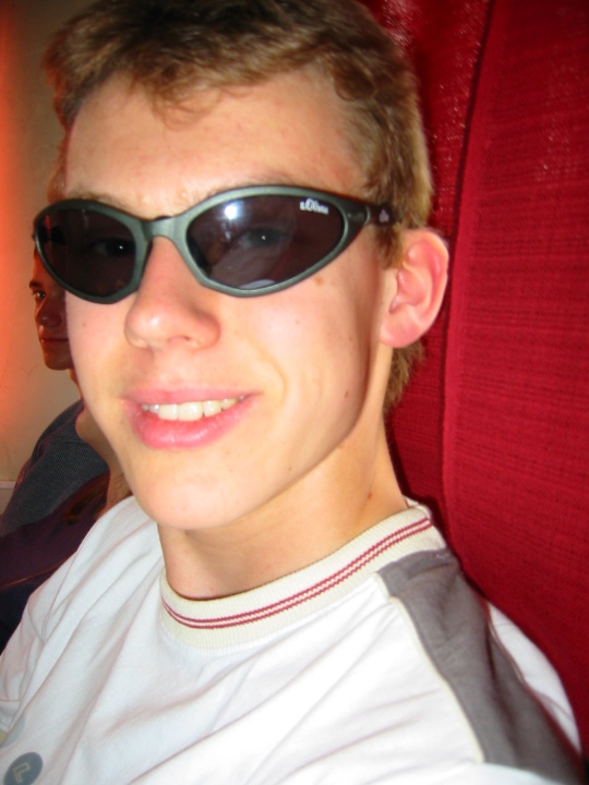I think that Alexander looks a little bit like Jan Ulrich with these sunglasses.