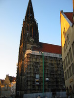 One of the buildings in the background has a design that is common in Münster and which is also realized in the city hall. This architecture inspired the Münster / CEOI 2003 logo.