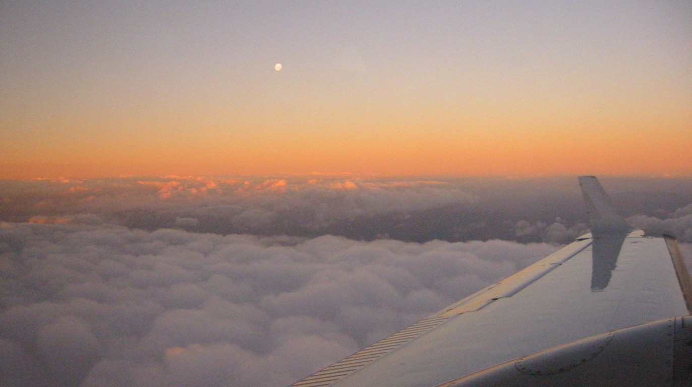 Sunset from the plane (why does the moon appear so small on photos?)