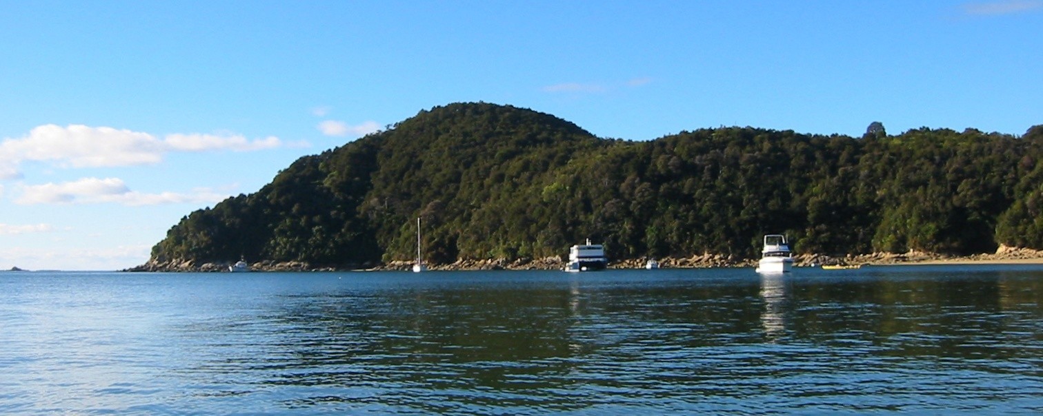 The Anchorage in Torrent Bay, with a swimming restaurant (photo taken on our way back by water taxi)